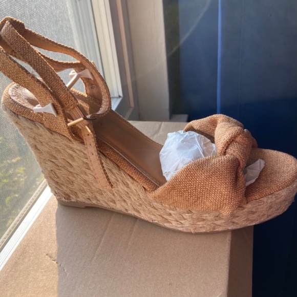 Wedge shoe from Ireland Super cute & Comfortable BRAND NEW - Picture 2 of 5